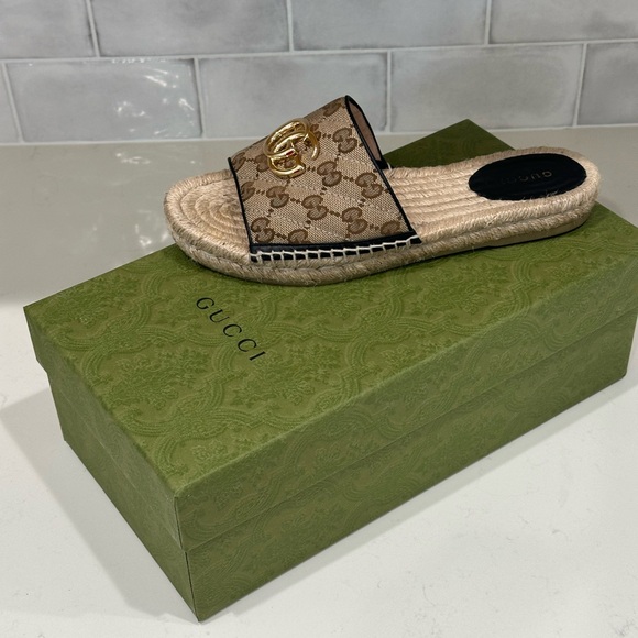Gucci slides, worn 2 times only! Size 37 1/2. Fits like a woman’s 6 1/2 to 7. - Picture 3 of 12